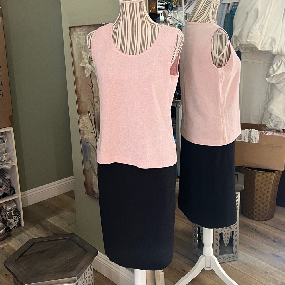 🛑 1 hour sale. St. John, Set - Light Pink Knit Top (S) and Black Knit Skirt (2) - Picture 2 of 12